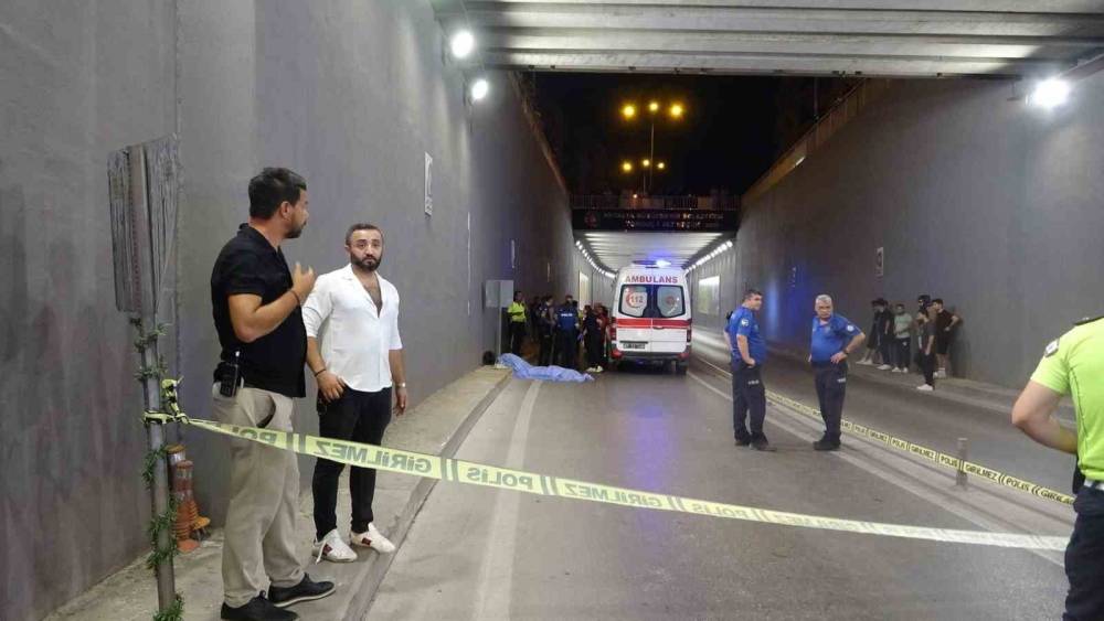 Ehliyetini 20 g&uuml;n &ouml;nce alıp kazada hayatını kaybeden gencin cenazesi yakınları tarafından teslim alındı
