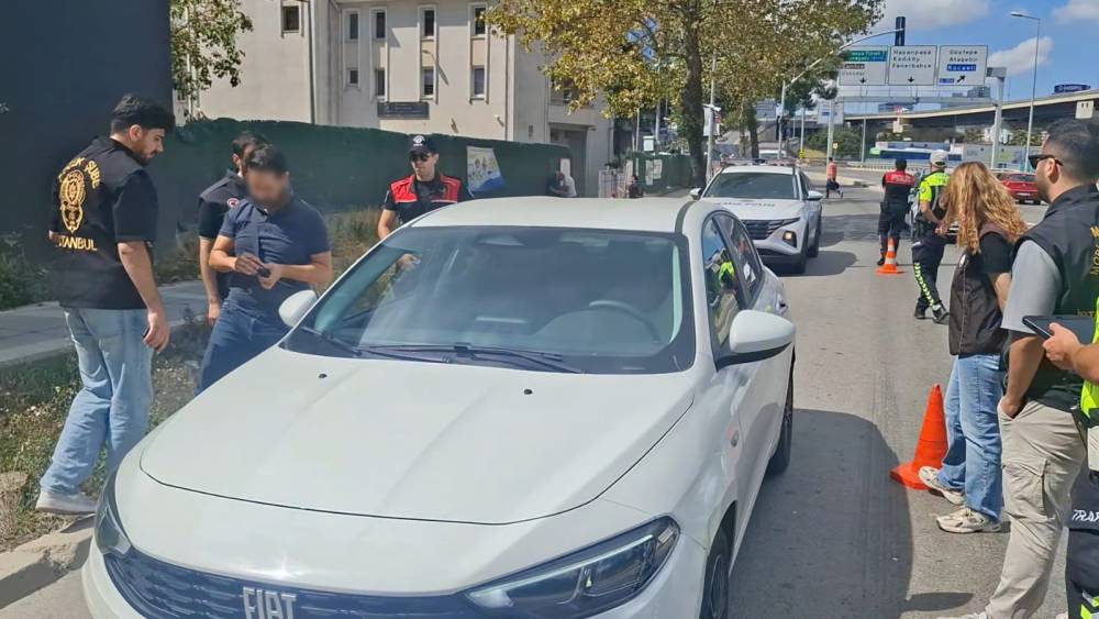 Kadık&ouml;y&rsquo;de okul &ccedil;evrelerinde g&uuml;venlik uygulaması ger&ccedil;ekleştirildi
