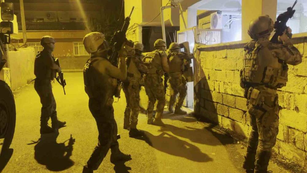 Adıyaman&rsquo;da başsavcılık koordinesiyle "Sokaklar G&uuml;vende" ter&ouml;r operasyonu: 4 g&ouml;zaltı
