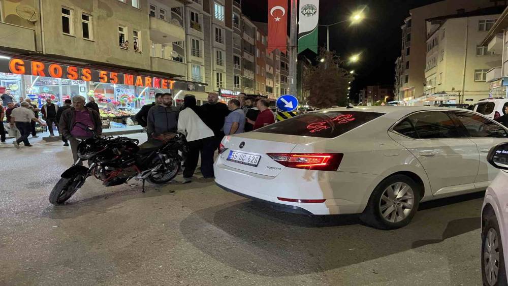 Motosiklet otomobille &ccedil;arpıştı: 1 yaralı
