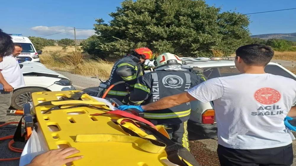 &Ccedil;ivril&rsquo;de iki otomobil &ccedil;arpıştı: 5 yaralı
