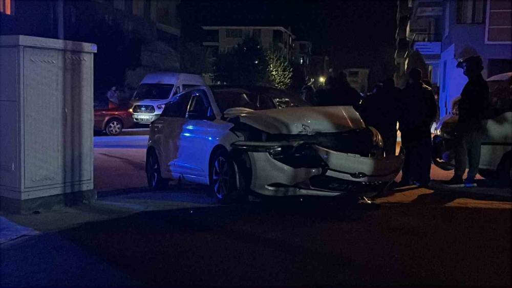 &Ccedil;orum&rsquo;da iki otomobil &ccedil;arpıştı: 4 yaralı

