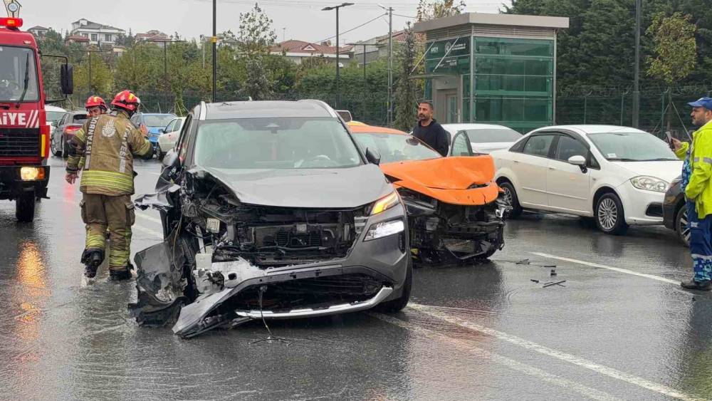Arnavutk&ouml;y&rsquo;de sağanak yağışta 5 ara&ccedil; birbirine girdi: 2 yaralı
