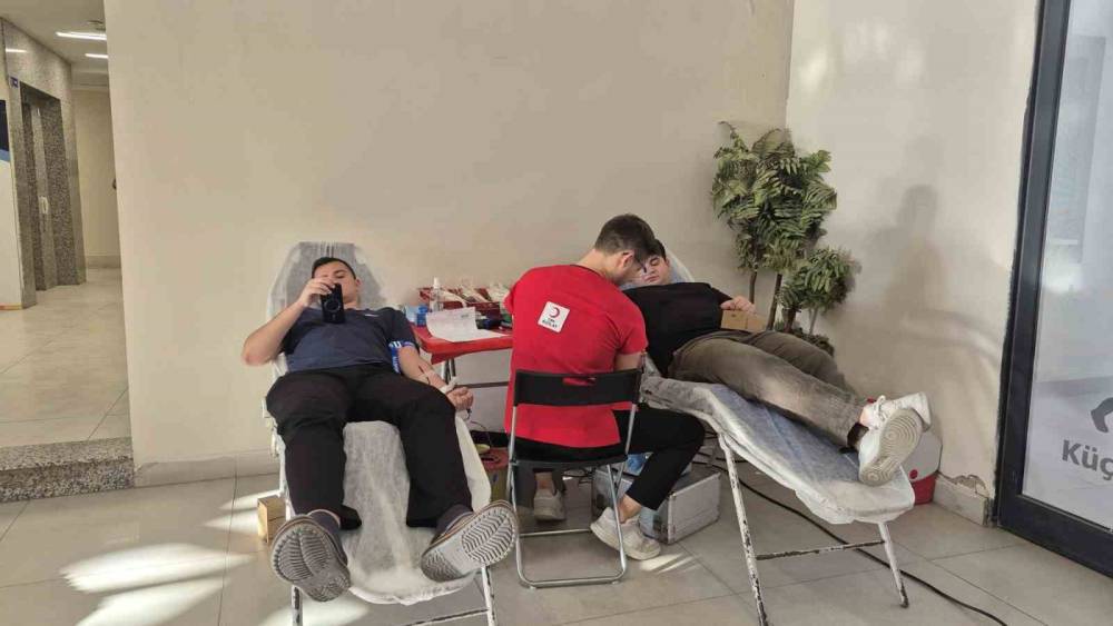 Manisa&rsquo;daki KYK yurtlarından kan bağışına hayat veren destek

