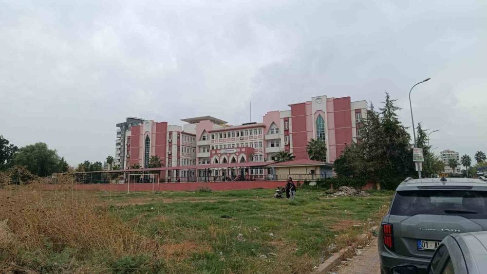 Adana&rsquo;da okulda dedikodu kavgası: Kız &ouml;ğrenci arkadaşını ekmek bı&ccedil;ağıyla yaraladı
