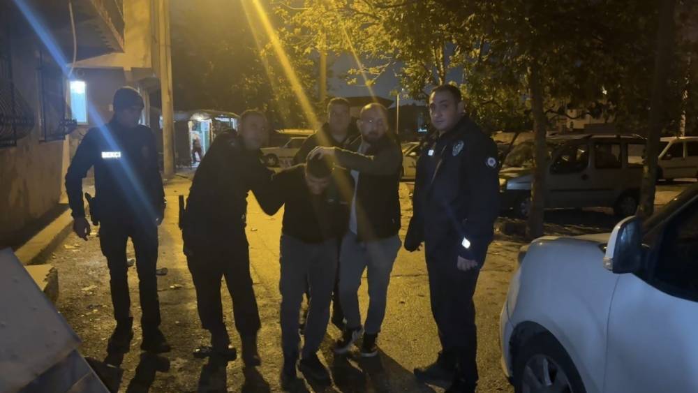 Bursa&rsquo;da hareketli gece: 15 yıl hapis cezasıyla aranan arkadaşını yakalatmamak i&ccedil;in havaya ateş a&ccedil;tı

