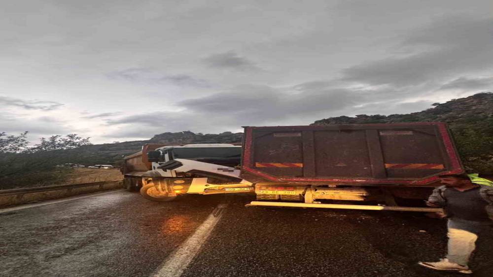 Adıyaman&rsquo;da iki kamyon &ccedil;arpıştı: 2 yaralı
