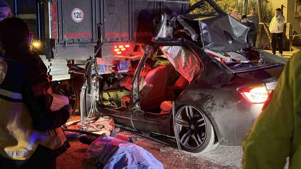 L&uuml;ks otomobil kamyona ok gibi saplandı: 1 &ouml;l&uuml;, 2 yaralı
