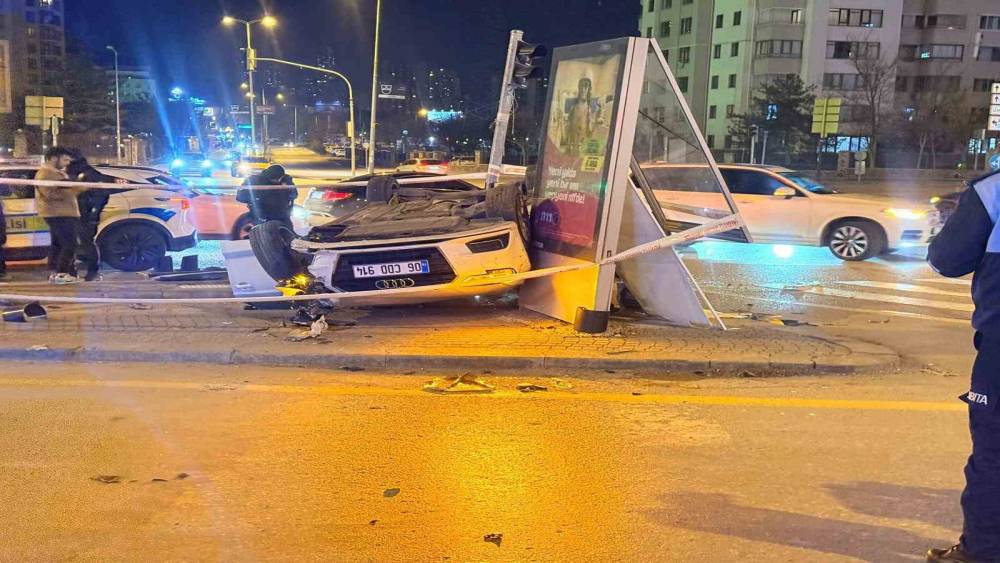 Ankara&rsquo;da ara&ccedil;la motosiklet &ccedil;arpıştı: 4 yaralı
