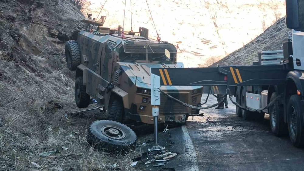 Şırnak’ta devrilen askeri araç yoldan kaldırıldı
