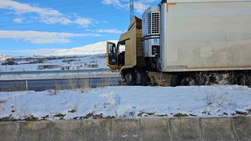 Adilcevaz&rsquo;da karpuz y&uuml;kl&uuml; tır kaza yaptı: 1 yaralı
