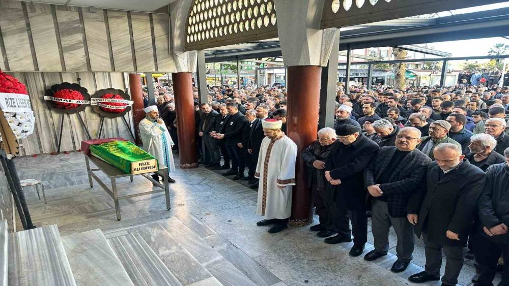 Rize&rsquo;de 10. kattan d&uuml;şerek hayatını kaybeden akademisyen son yolculuğuna uğurlandı
