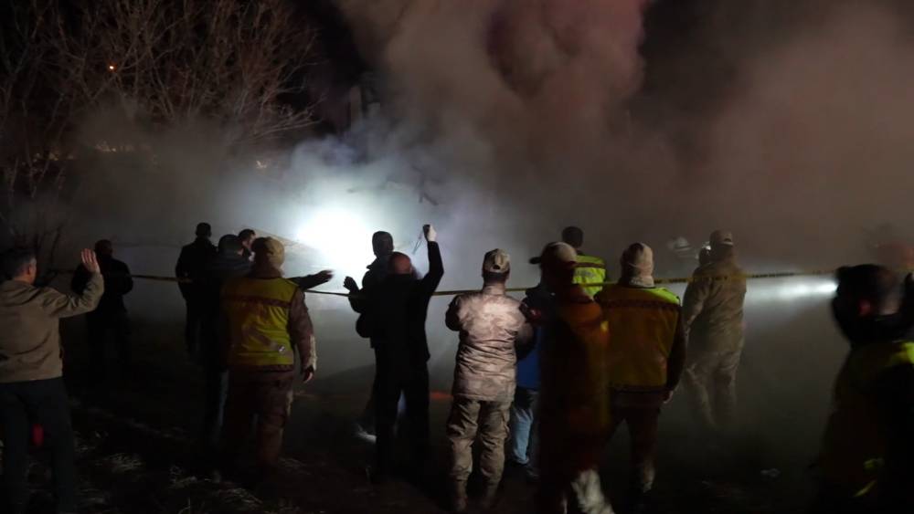 G&uuml;m&uuml;şhane&rsquo;de yangın sonrası ekipler &ccedil;alışırken ahşap ev &ccedil;&ouml;kt&uuml;
