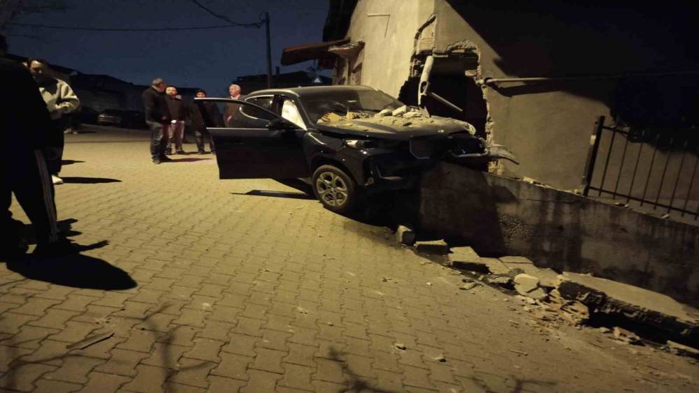 Ataşehir&rsquo;de kontrolden &ccedil;ıkan otomobil, yıktığı istinat duvarında asılı kaldı
