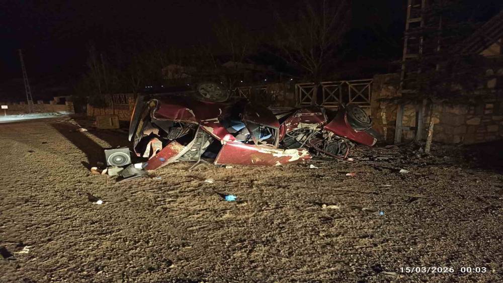 Takla atan otomobil hurdaya d&ouml;nd&uuml;, 2 kişi ağır yaralandı
