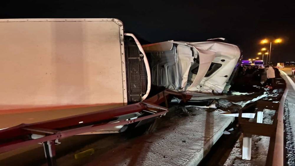 B&uuml;y&uuml;k&ccedil;ekmece TEM Otoyolu&rsquo;nda tır devrildi: Kilometrelerce trafik oluştu
