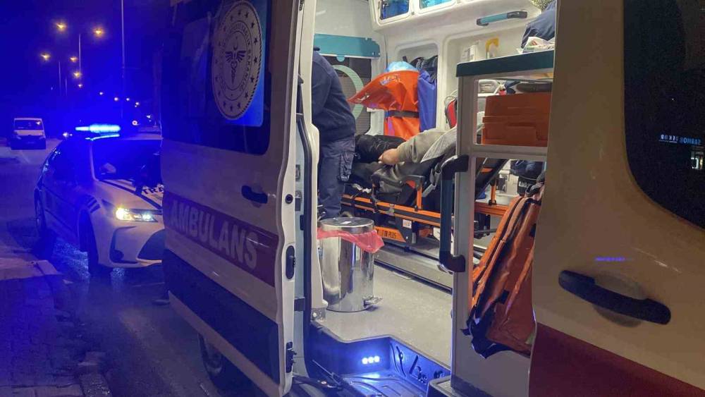 Kavşakta otomobille motosiklet &ccedil;arpıştı: 1 yaralı
