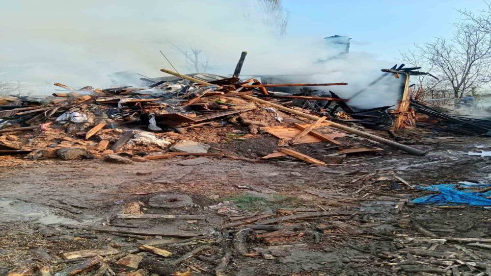 Bolu&rsquo;da iki katlı ahşap ev ve ahır alev alev yandı
