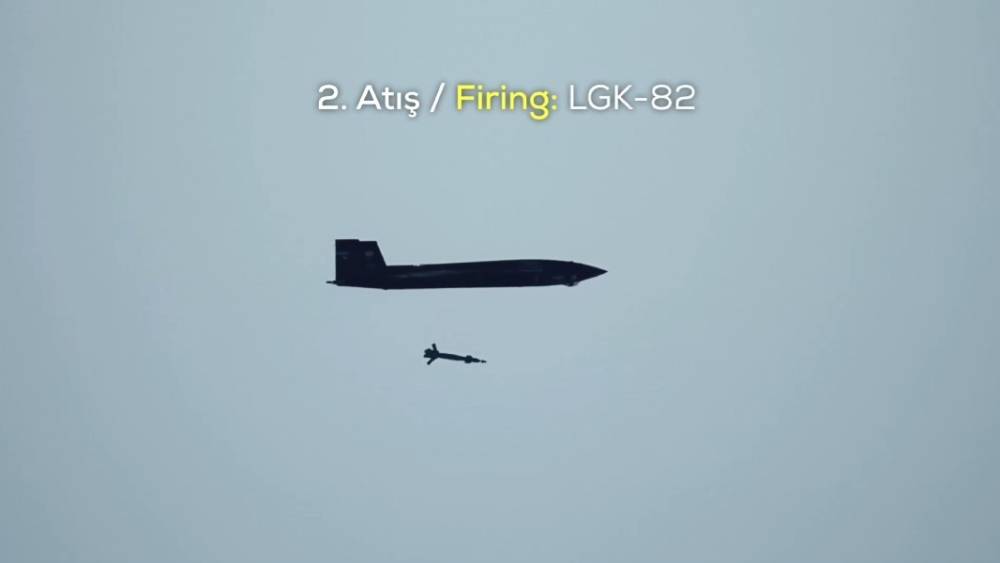 Bayraktar KIZILELMA LGK-82 ve TEBER-82 m&uuml;himmatlarıyla hedefi tam isabetle vurdu
