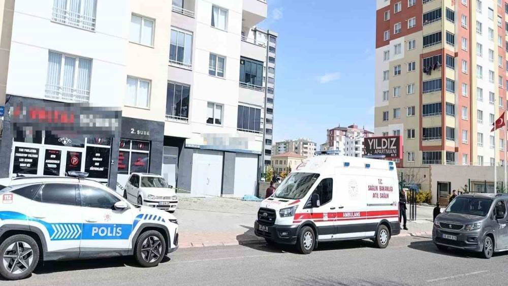 &Uuml;&ccedil;&uuml;nc&uuml; kattan d&uuml;şen yaşlı adam &ouml;ld&uuml;
