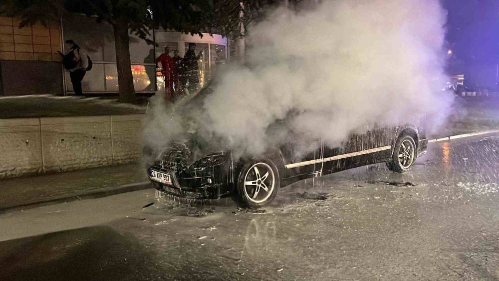 Eskişehir&rsquo;in merkezinde yanan minib&uuml;s, paniğe neden oldu
