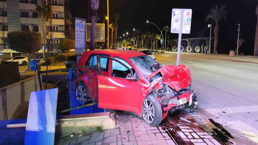 Alanya&rsquo;da iki otomobil &ccedil;arpıştı: 3 yaralı
