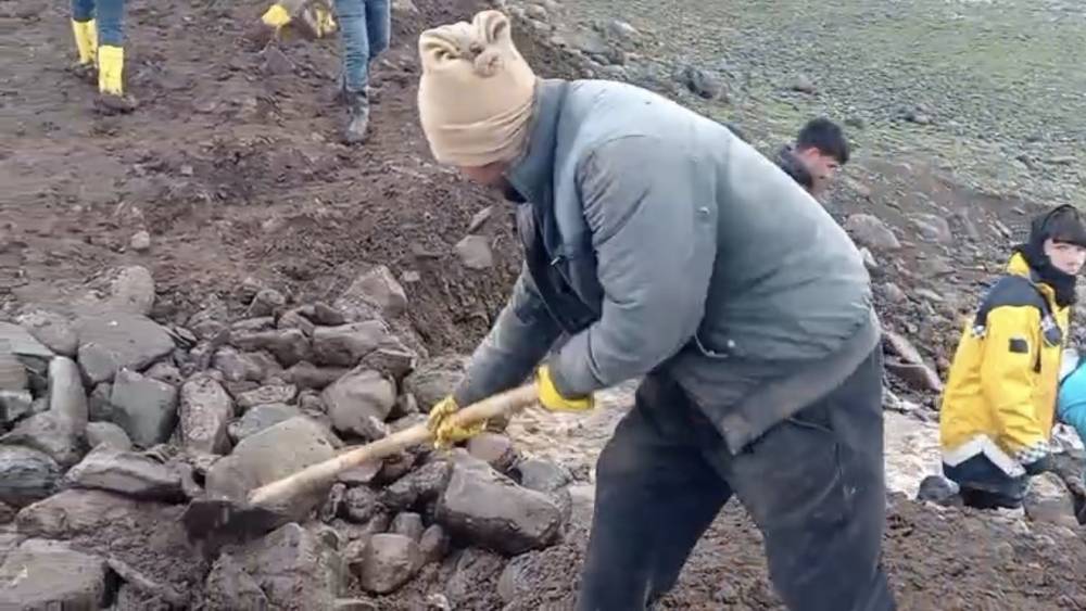 Siverek&rsquo;te hasar g&ouml;ren sulama g&ouml;letini vatandaşlar onardı
