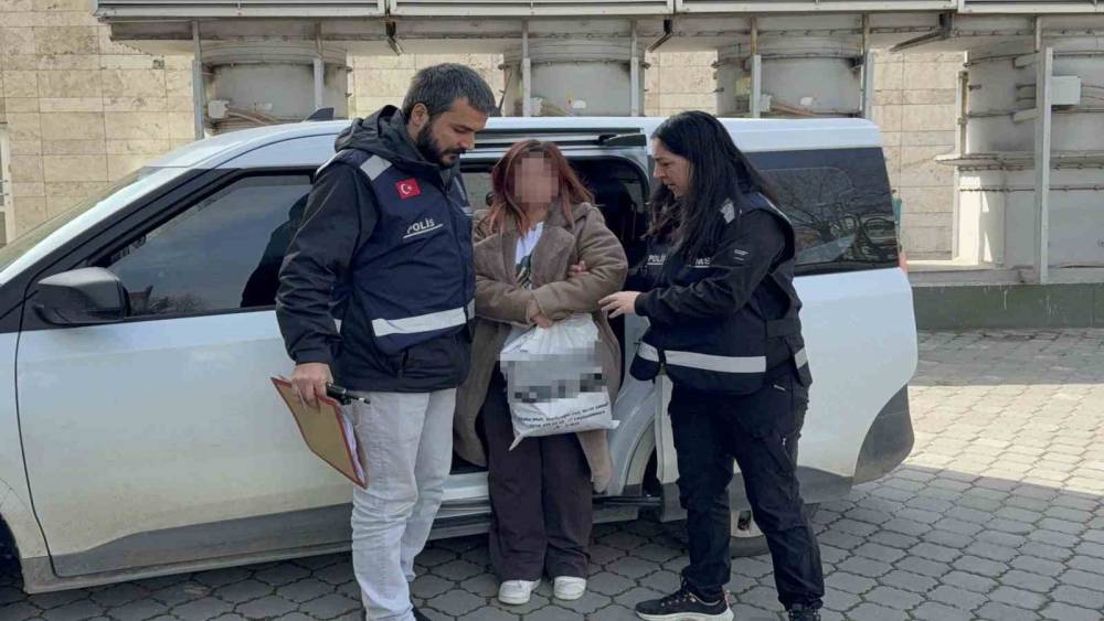 Kıskan&ccedil;lık y&uuml;z&uuml;nden komşusunu y&uuml;z&uuml;nden bı&ccedil;aklayan kadına adli kontrol
