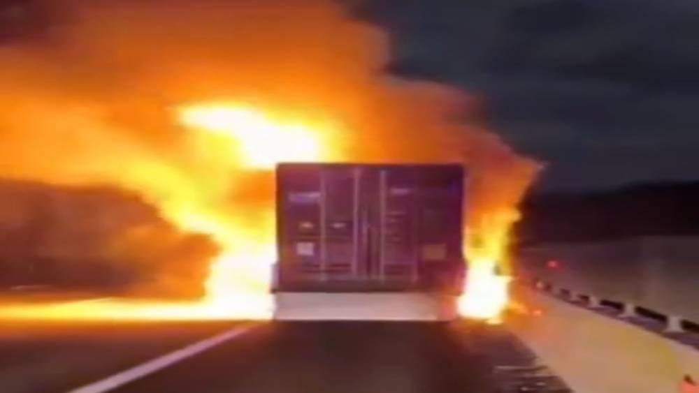 Tır &uuml;zerindeki konteyner alev alev yandı
