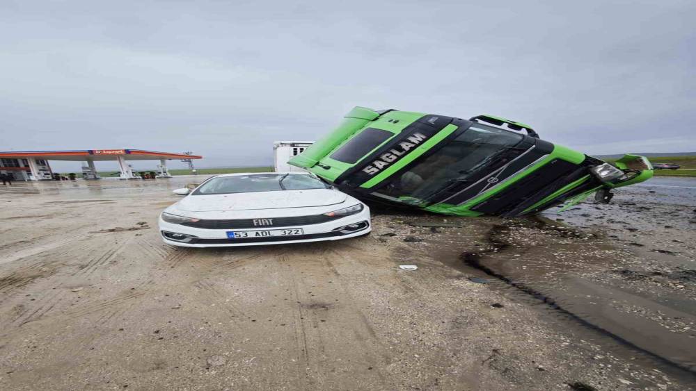 Tır otomobilin &uuml;st&uuml;ne devrildi
