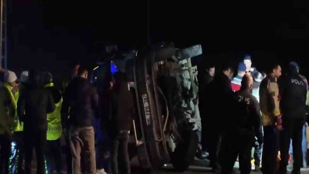 Ankara&rsquo;da trafik kazası: 2 &ouml;l&uuml;, 12 yaralı
