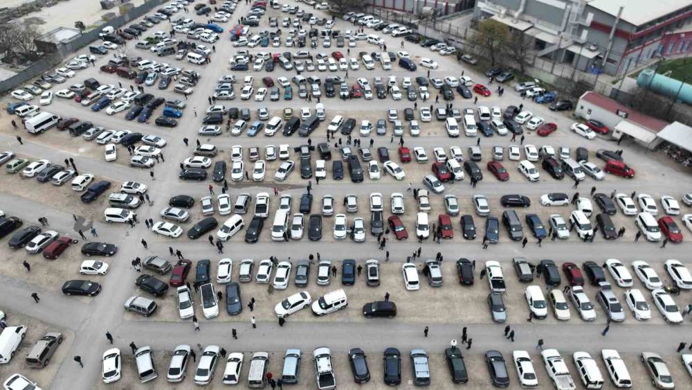 İkinci el oto pazarında buruk bayram
