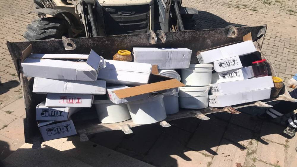 Kamyondaki 4 ton ka&ccedil;ak gıda &uuml;r&uuml;n&uuml; imha edildi
