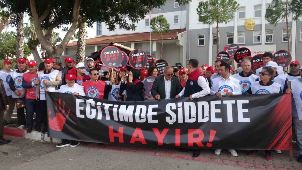 Antalya&rsquo;da okullara yapılan saldırılar protesto edildi
