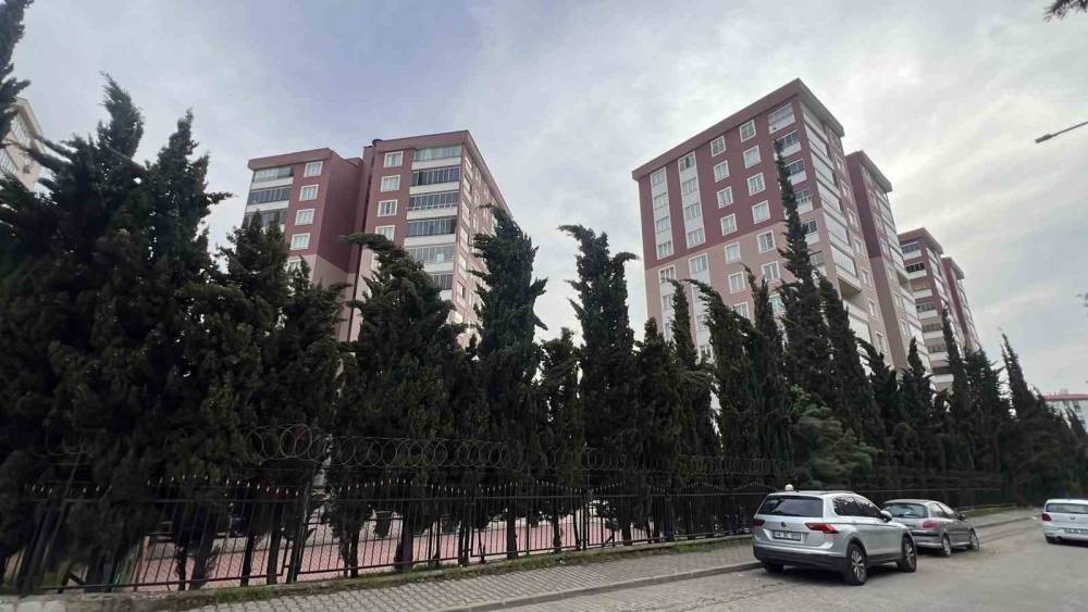 Saldırıyı ger&ccedil;ekleştiren &ouml;ğrencinin ailesinin yaşadığı sitede sessizlik hakim
