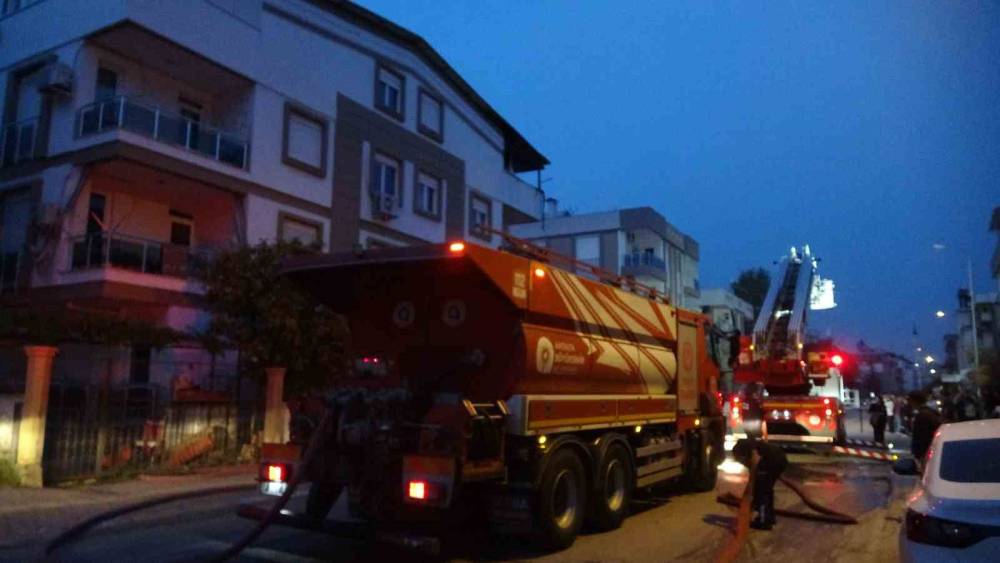 Teras katında &ccedil;ıkan yangın korkuttu
