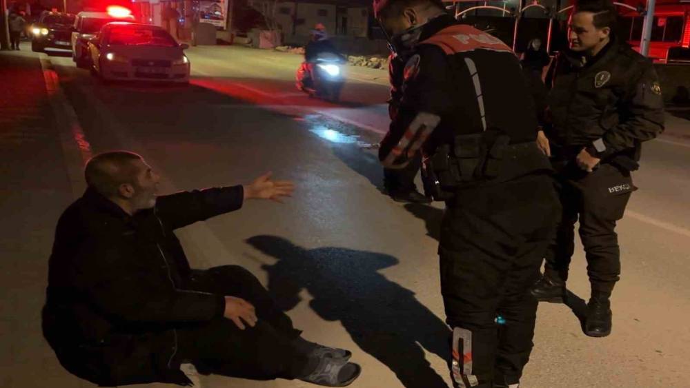 Husumetli komşular arasında mahkeme kararı sonrası kavga: 2 yaralı
