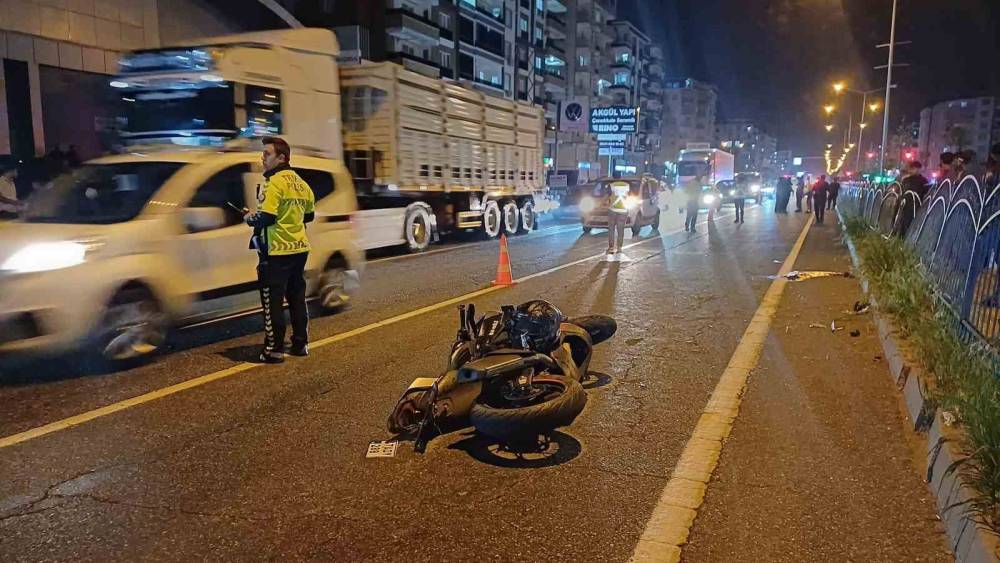 Batman&rsquo;da motosikletin &ccedil;arptığı yaya ile s&uuml;r&uuml;c&uuml; hayatını kaybetti
