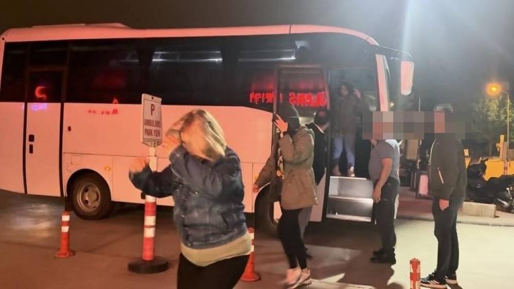 Tepebaşı Belediyesi&lsquo;ne y&ouml;nelik operasyonda g&ouml;zaltında ş&uuml;pheler sağlık kontrol&uuml;nden ge&ccedil;irildi
