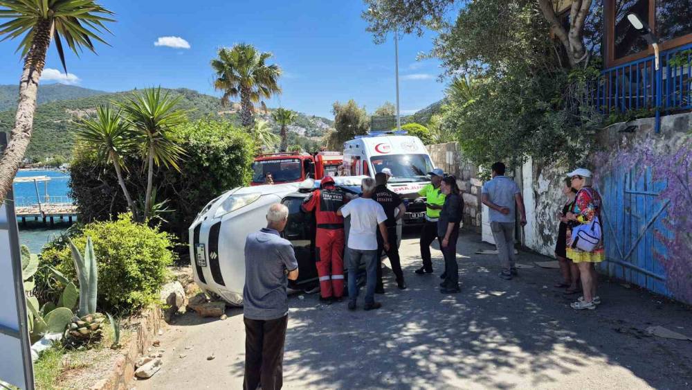 Duvara &ccedil;arpan otomobil devrildi
