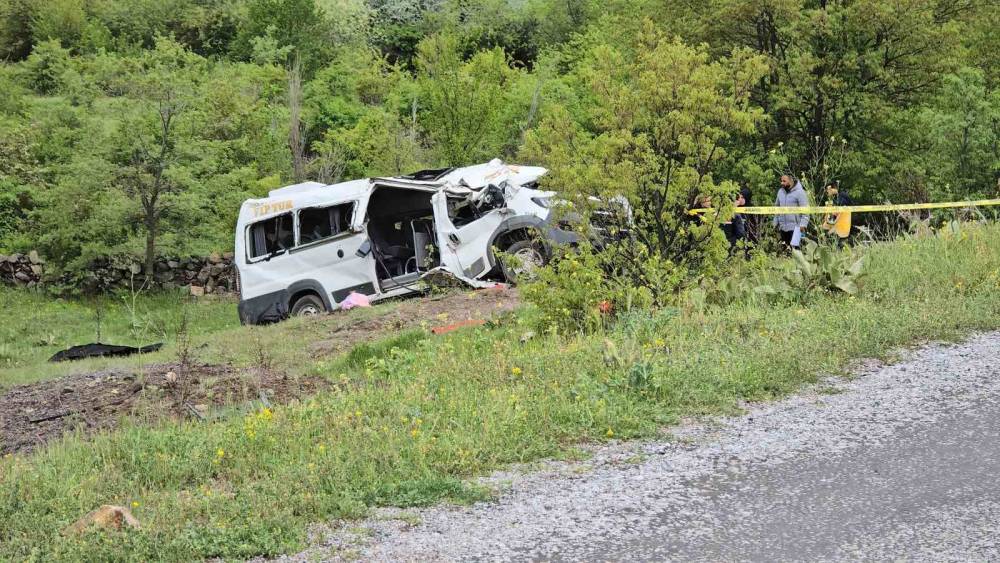 &Ouml;ğrenci servisi şarampole u&ccedil;tu: 3 &ouml;l&uuml;, 7 yaralı
