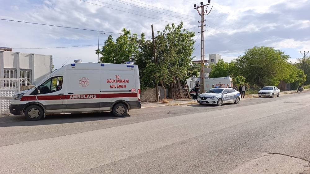 Motosiklet yayaya &ccedil;arptı: 2 yaralı
