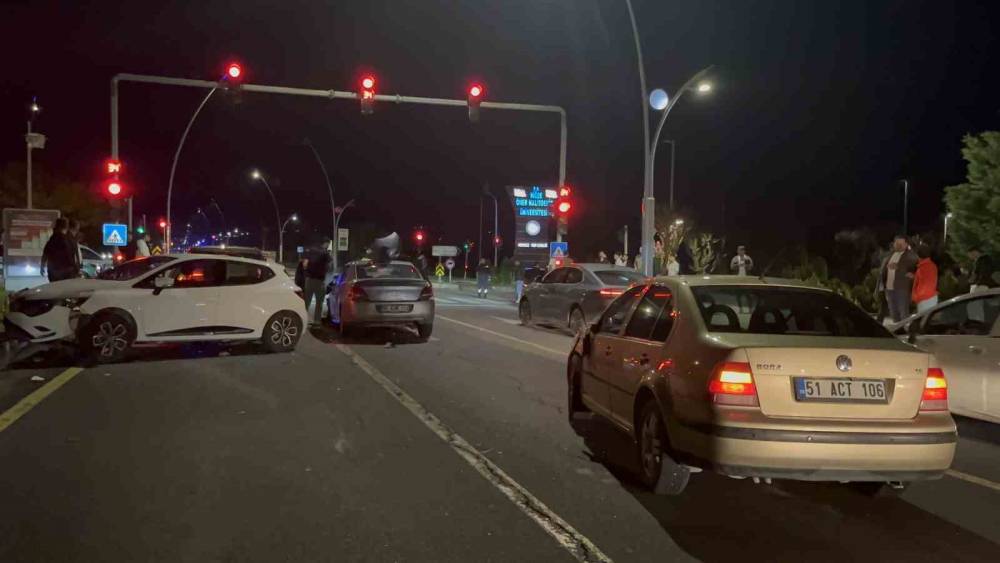 Niğde&rsquo;de 5 aracın karıştığı zincirleme kaza: 2 yaralı
