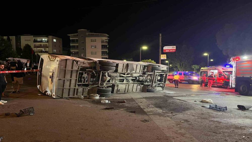 İzmir&rsquo;de servis otob&uuml;s&uuml; ile otomobil &ccedil;arpıştı: 4 yaralı

