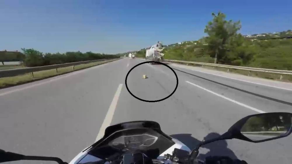 Mikserden d&uuml;şen malzeme motosiklet s&uuml;r&uuml;c&uuml;s&uuml;n&uuml; &ouml;l&uuml;mle burun buruna getirdi
