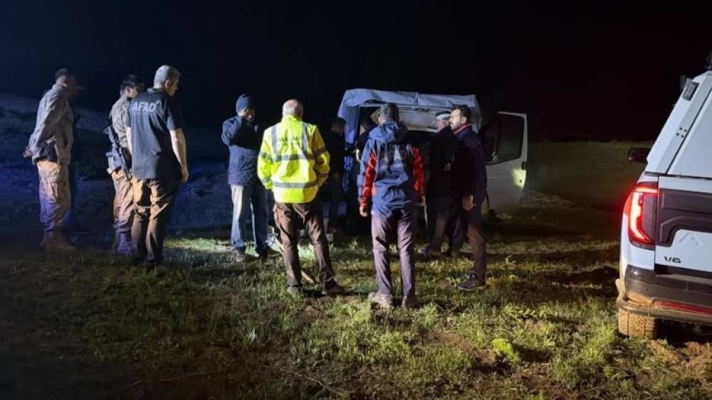 Hakk&acirc;ri&rsquo;de mahsur kalan 8 vatandaş kurtarıldı

