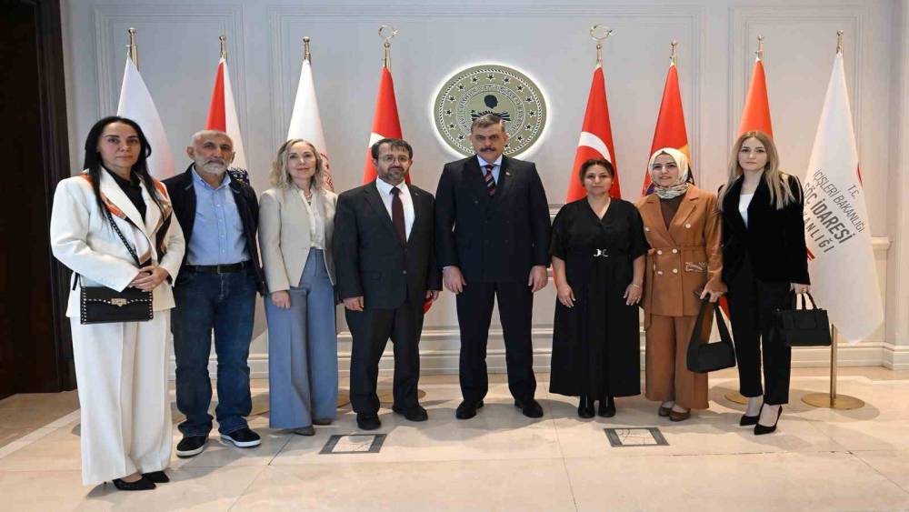 Bakan &Ccedil;ift&ccedil;i: "Yıl başına kadar sokak k&ouml;peklerinin hepsini barınaklara toplatacağım"
