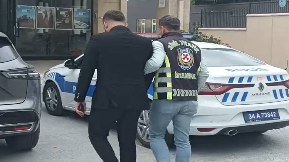 Beylikd&uuml;z&uuml;&rsquo;nde ara&ccedil; s&uuml;r&uuml;c&uuml; motosikletliye saldırdığı anlar kamerada

