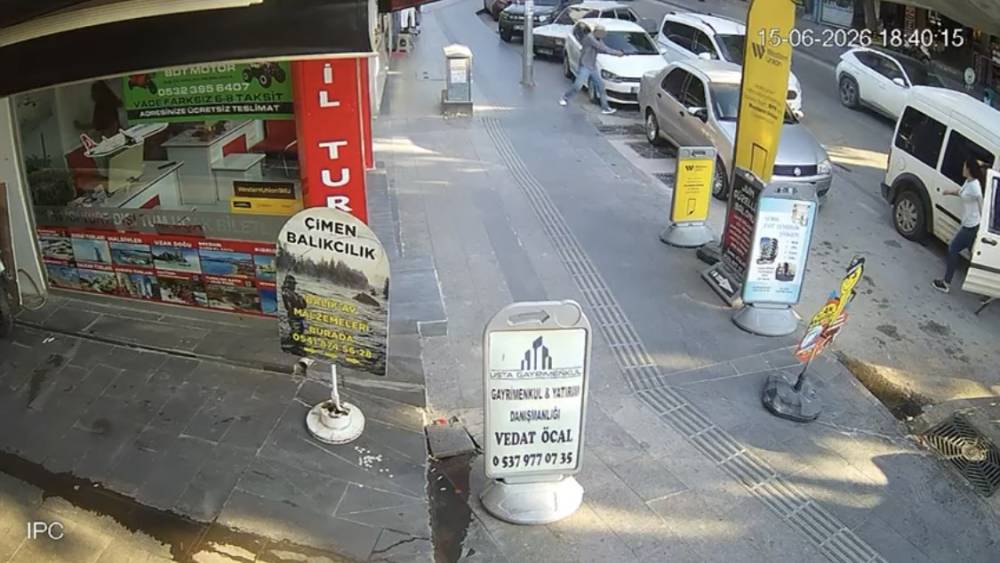 Doğum g&uuml;n&uuml; pastasını alır almaz kurşun yağmuruna tutuldu: O anlar kamerada
