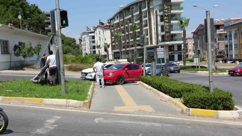 Otomobil yaya ge&ccedil;idine &ccedil;ıktı, 2 kişi yaralandı
